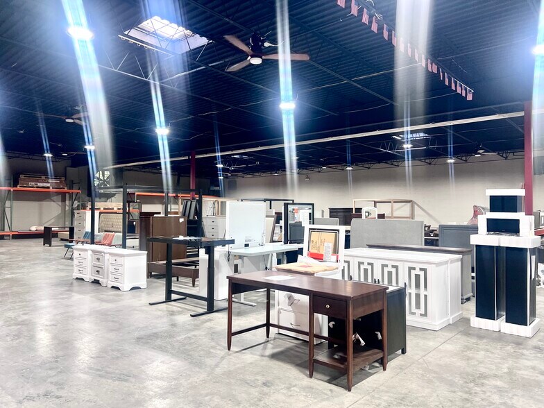 More Photos Of 7410 Sni-A-Bar Rd, Kansas City Manufacturing For Lease