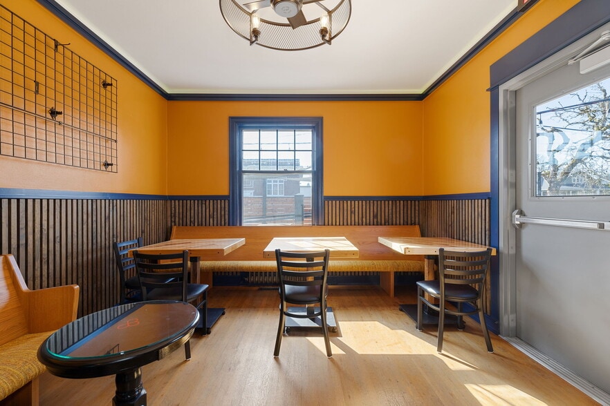 More Photos Of 883 SW Church St, Dallas Restaurant For Sale