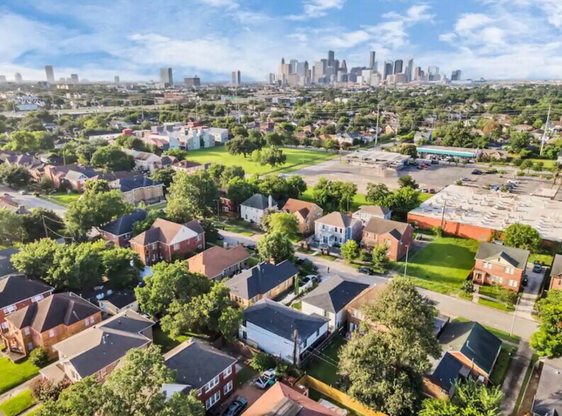 More Photos Of 2620 Arbor St, Houston Apartments For Sale