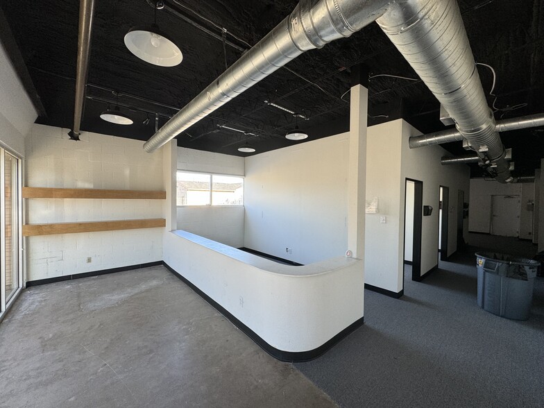 More Photos Of 2616 Manor Way, Dallas Showroom For Sale