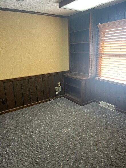 More Photos Of 1461 Jason Rd, Greenfield Office For Lease