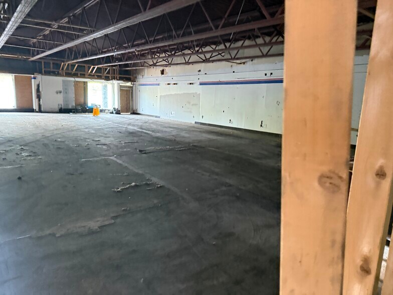 More Photos Of 3402 Richfield Rd, Flint Freestanding For Lease