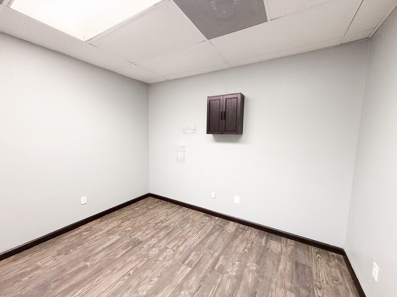 More Photos Of 3711 20th St, Lubbock Office For Sale