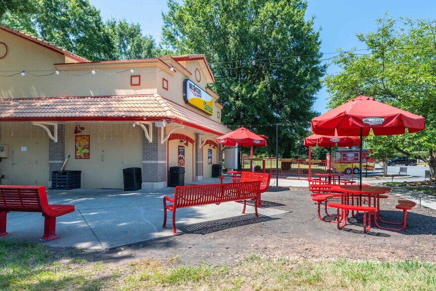 More Photos Of 17029 Kenton Dr, Cornelius Fast Food For Sale