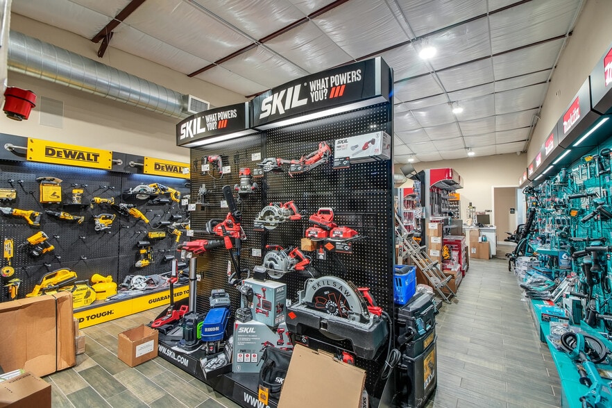 More Photos Of 1818 Greenleaf Ln, Leesburg Warehouse For Sale