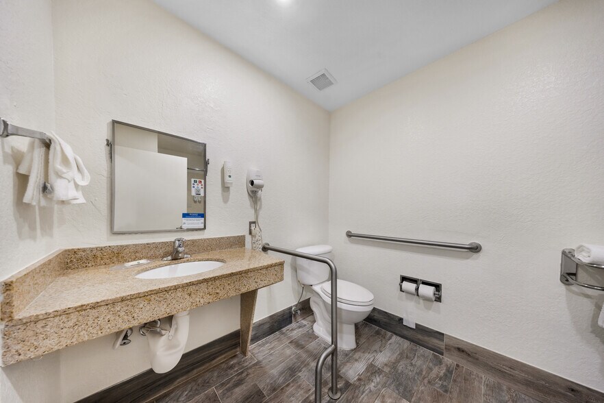 More Photos Of 333 SE 1st Ave, Florida City Hotel For Sale