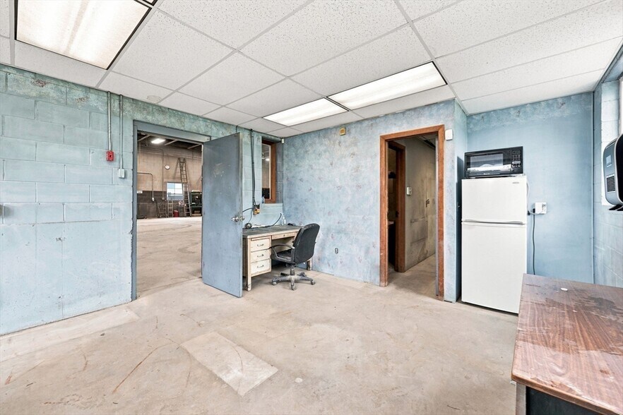 More Photos Of 97 Ramah Cir S, Agawam Auto Repair For Lease
