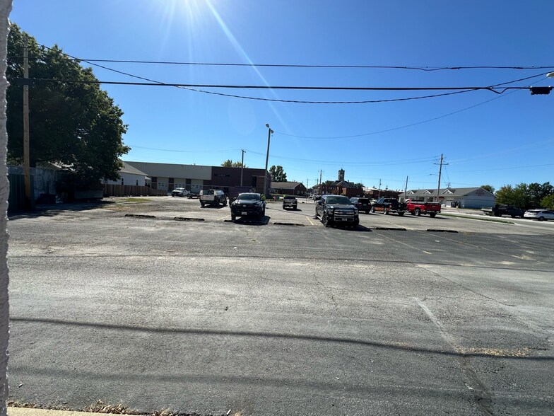 More Photos Of 102 E Park St, Taylorville Freestanding For Sale