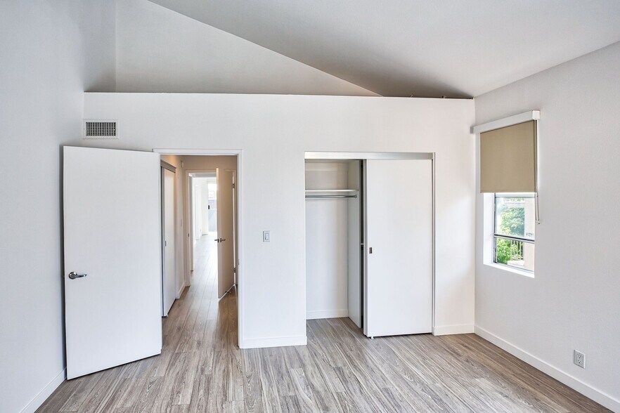 More Photos Of 8600 Burton Way, Los Angeles Apartments For Sale