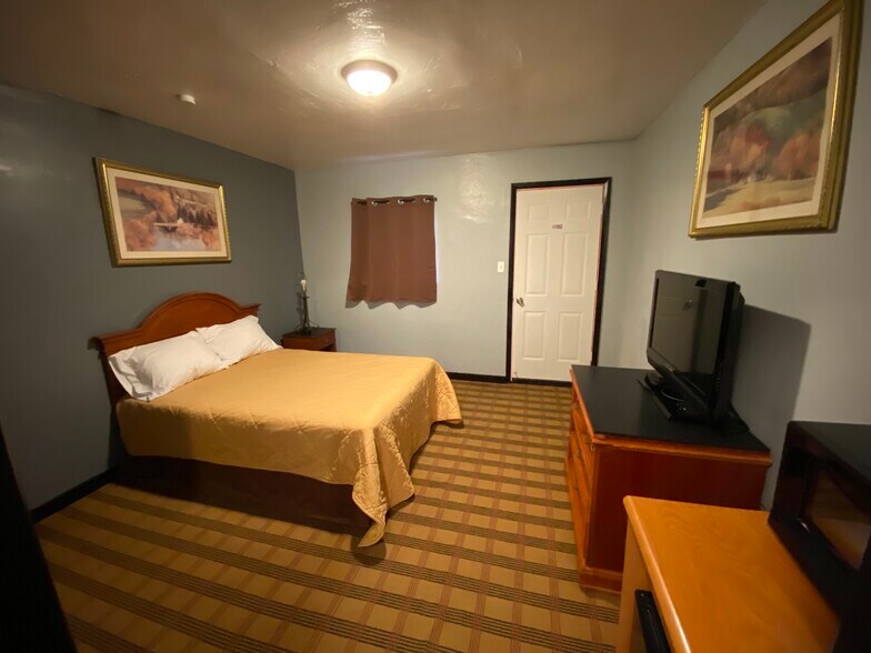 More Photos Of 1901 Clark Ave, Wellsville Hotel For Sale