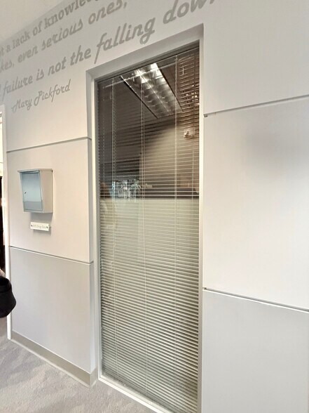 More Photos Of 4620 Woodland Corporate Blvd, Tampa Office For Sale