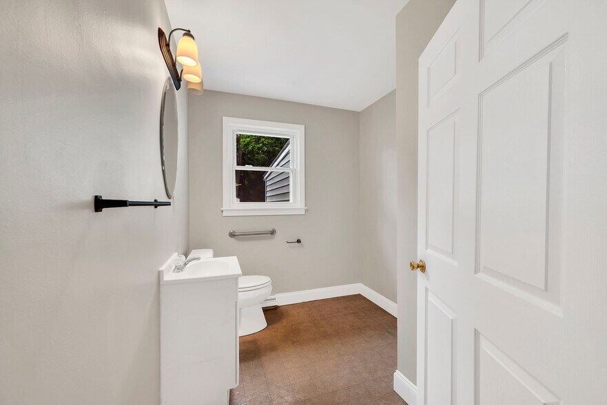 More Photos Of 1 Elizabeth Dr, Greenville Freestanding For Sale