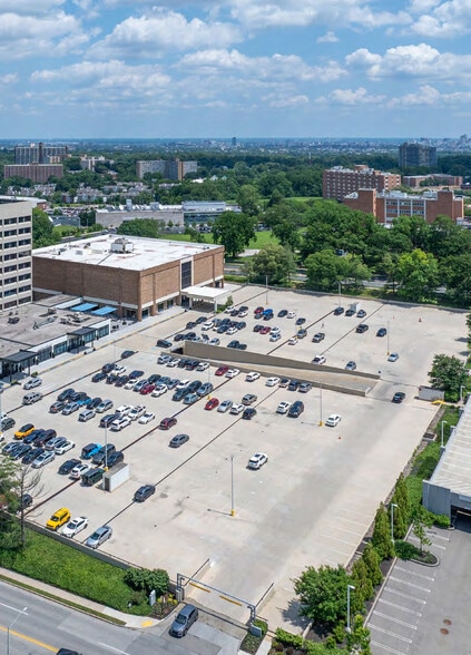 More Photos Of 2 Bala Plz, Bala Cynwyd Department Store For Lease