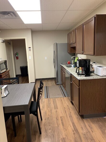 More Photos Of 2400-2416 W Detroit St, Broken Arrow Medical For Lease