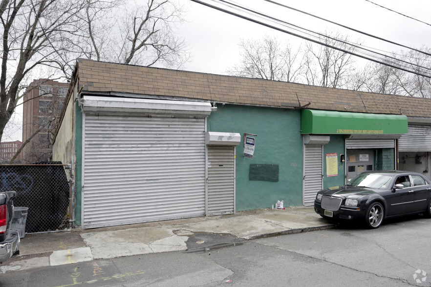 Primary Photo Of 290-292 Presidential Blvd, Paterson Warehouse For Sale