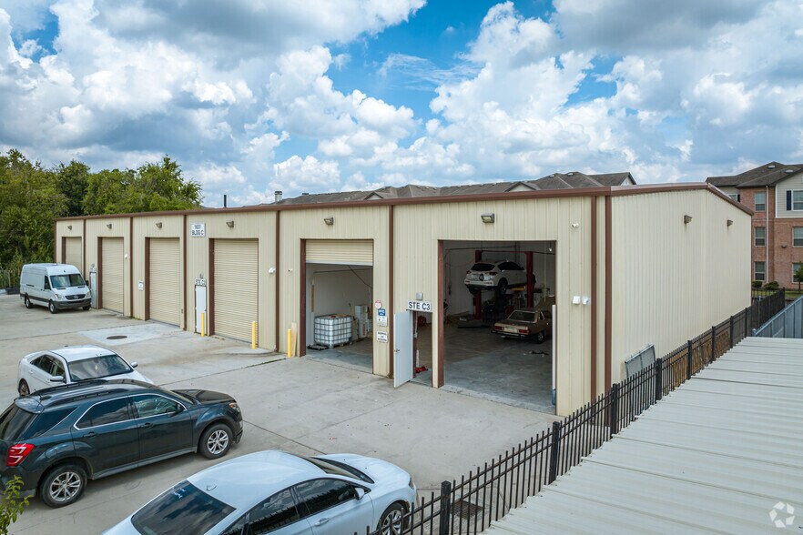 More Photos Of 1631 Highway 6 S, Houston Warehouse For Lease