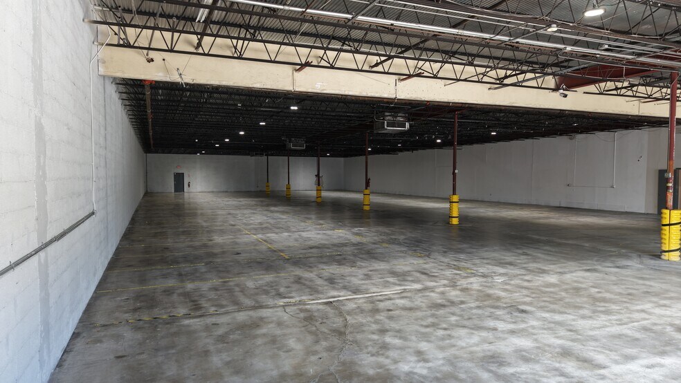 More Photos Of 8007-8115 NW 74th Ave, Miami Warehouse For Lease