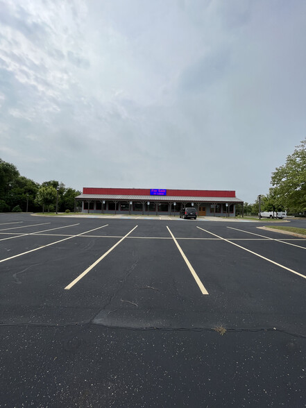 Primary Photo Of 5581 S 9th St, Kalamazoo Restaurant For Lease