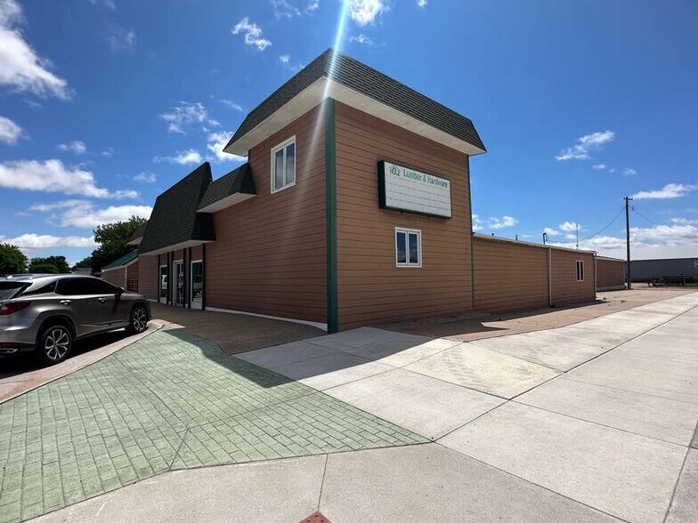 Primary Photo Of 401 E Everett St, Oneill Showroom For Sale