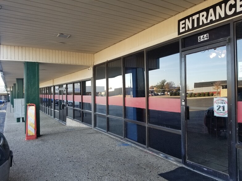 More Photos Of 844 Secretary Dr, Arlington General Retail For Lease