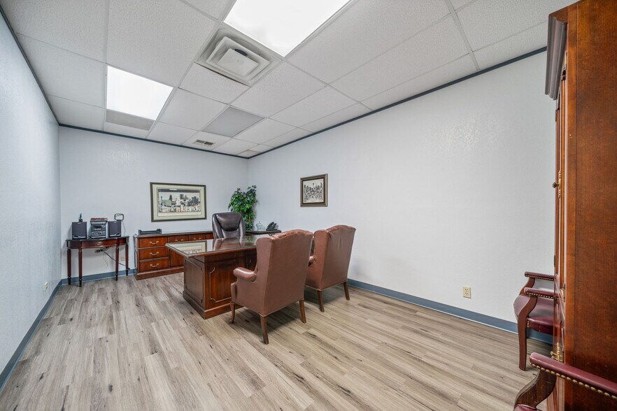 More Photos Of 201 W Poplar St, San Antonio Medical For Sale