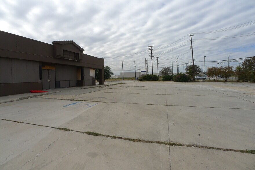 More Photos Of 6180 Walzem Rd, San Antonio General Retail For Sale