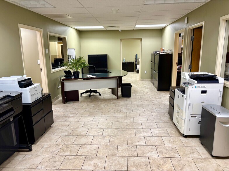 More Photos Of 160-162 Cross St, Winchester Distribution For Lease