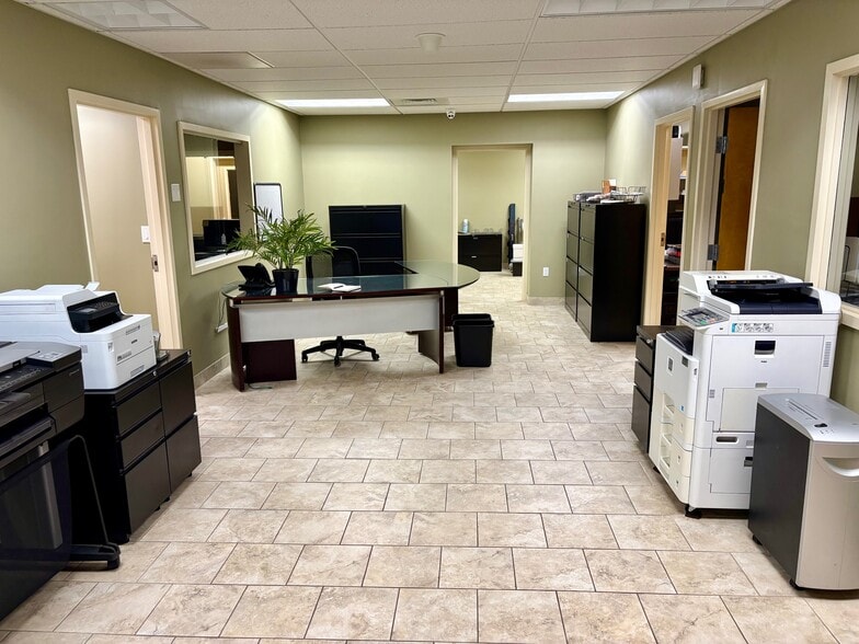 More Photos Of 160-162 Cross St, Winchester Distribution For Lease