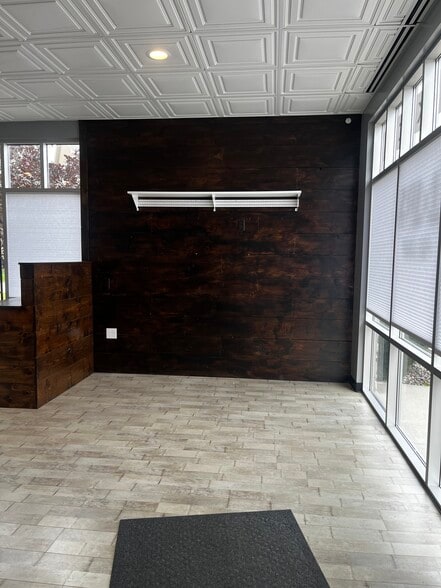 More Photos Of 5401-5439 Shoreline Dr, Mound Unknown For Lease