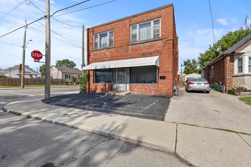 More Photos Of 125 Tolton Ave, Hamilton Department Store For Lease