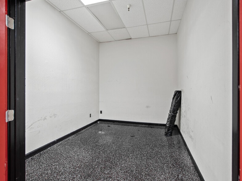 More Photos Of 2111 S Alma School Rd, Mesa General Retail For Lease