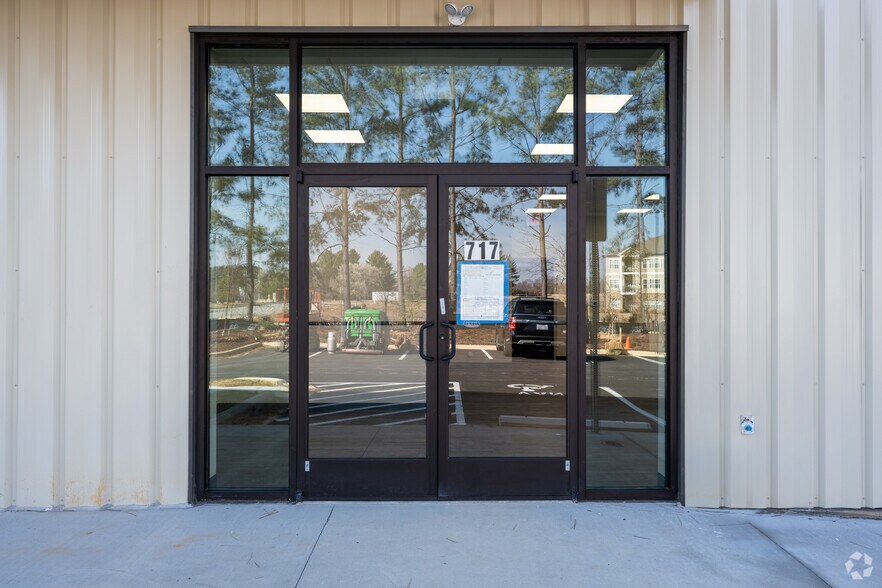 More Photos Of 717 Brigham Rd, Greensboro Flex For Lease
