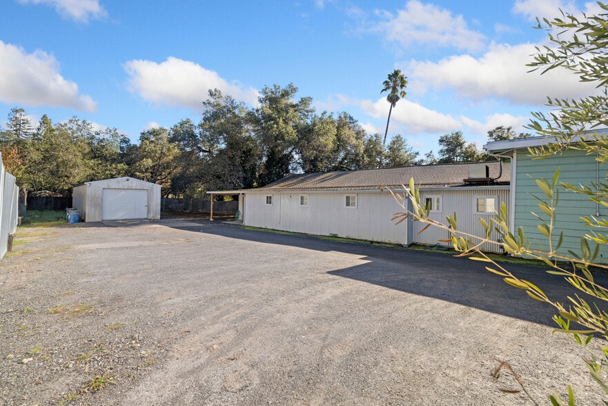 More Photos Of 840 N Cloverdale Blvd, Cloverdale Convenience Store For Sale