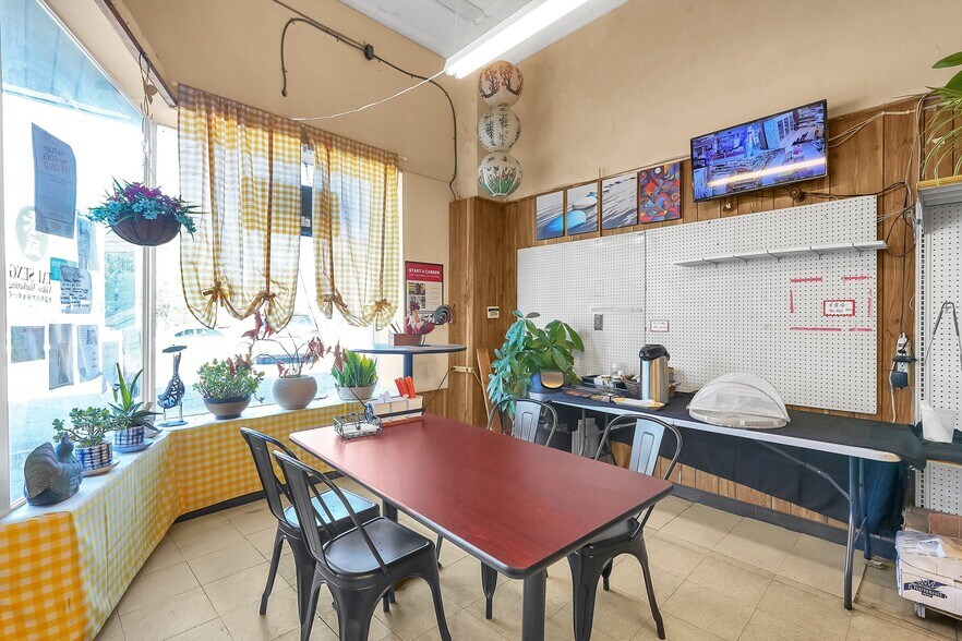 More Photos Of 2840-2848 N High St, Columbus General Retail For Sale