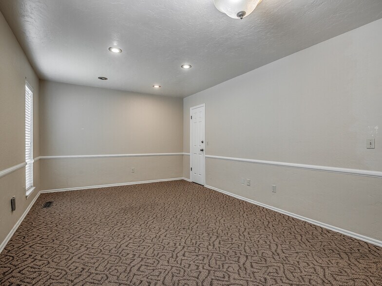 More Photos Of 525 Tower Dr, Moore Office For Lease