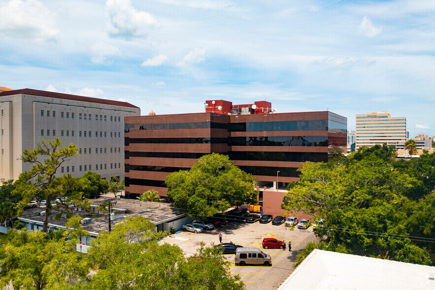 More Photos Of 2033 Main St, Sarasota Office For Lease