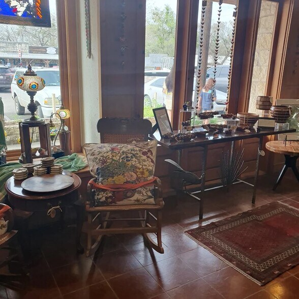 More Photos Of 314 Wimberley Sq, Wimberley Freestanding For Sale