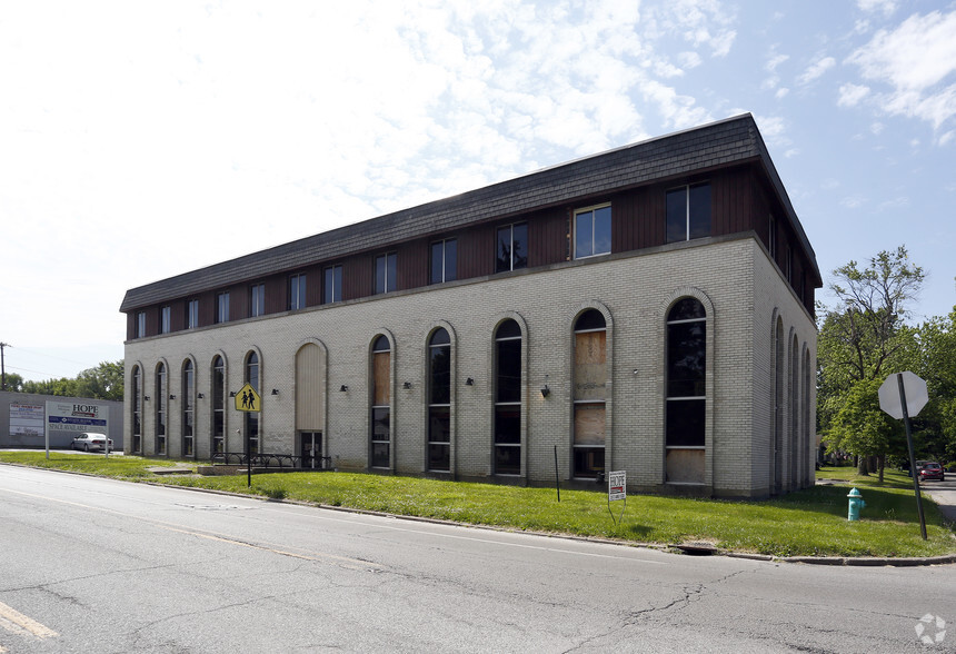 More Photos Of 1919 E 52nd St, Indianapolis Office For Lease