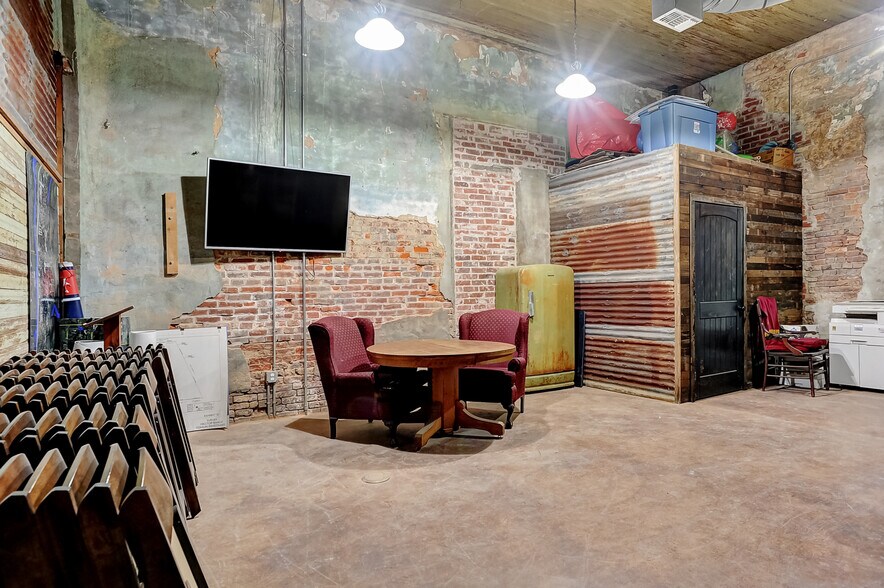 More Photos Of 101 Haning, Howe Storefront For Sale