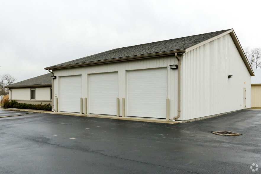 More Photos Of 345 Huls Dr, Englewood Light Distribution For Lease