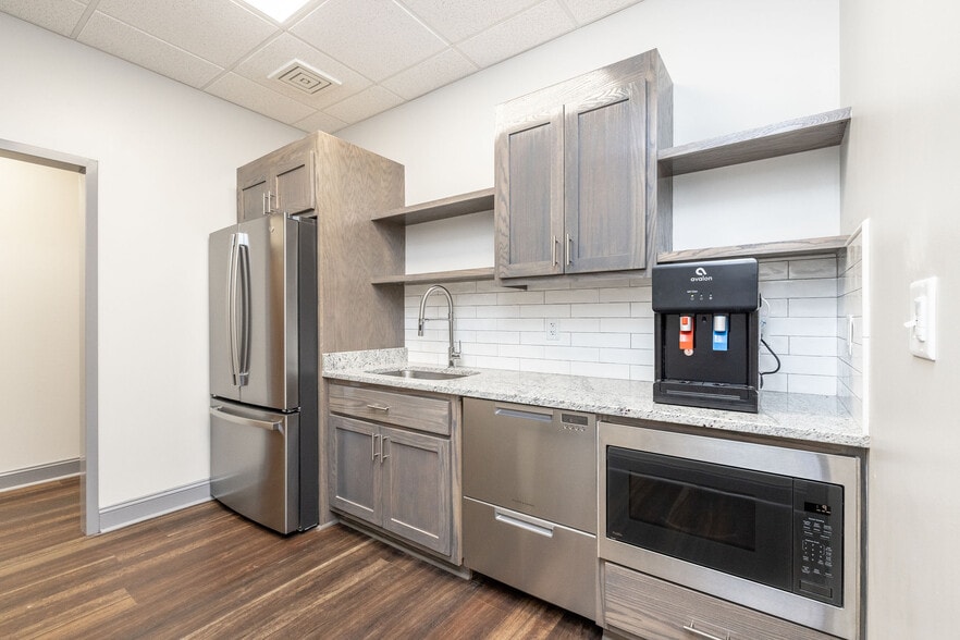 More Photos Of 411 Branchway Rd, Richmond Office Residential For Lease