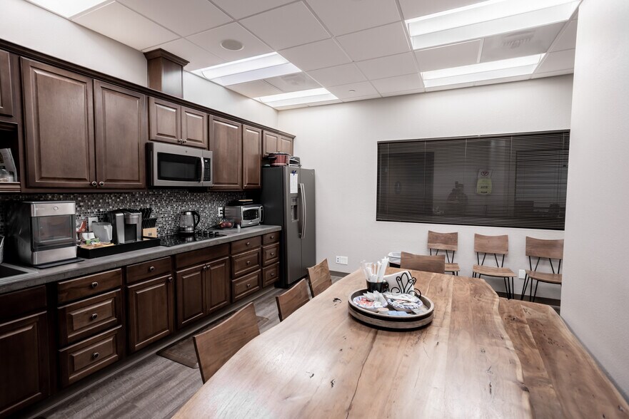 More Photos Of 12175 Dearborn Pl, Poway Warehouse For Lease