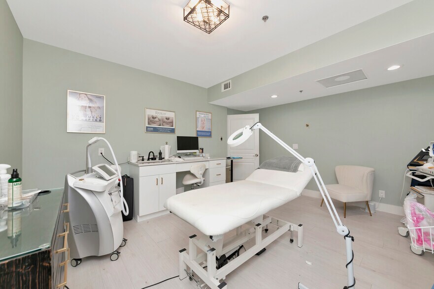 More Photos Of 1345 2nd St, Sarasota Office Residential For Sale