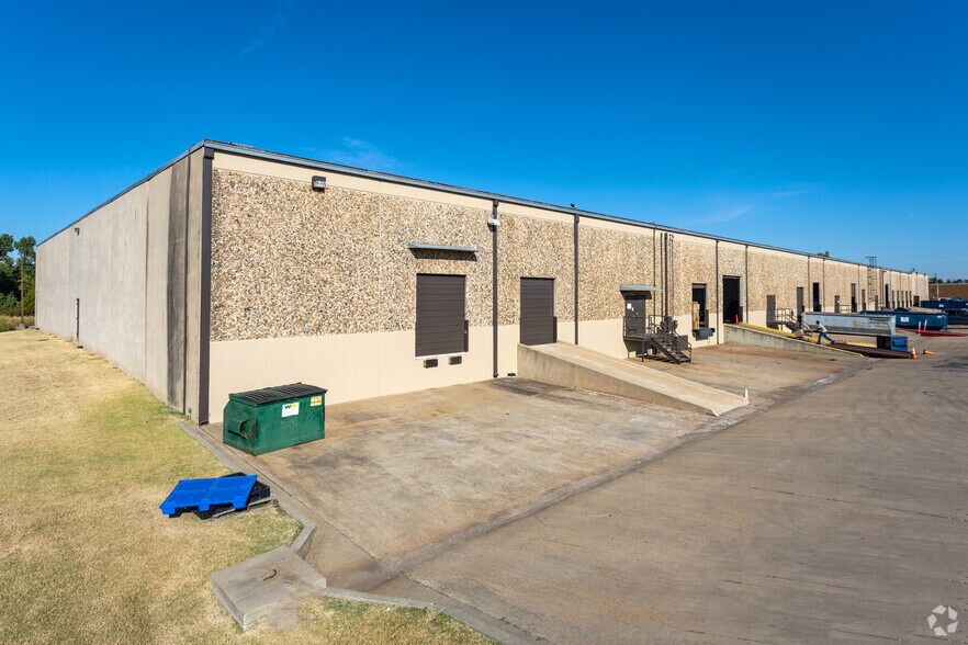 More Photos Of 4130-4150 Will Rogers Pky, Oklahoma City Warehouse For Lease
