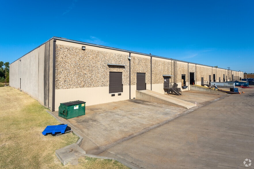 More Photos Of 4130-4150 Will Rogers Pky, Oklahoma City Warehouse For Lease