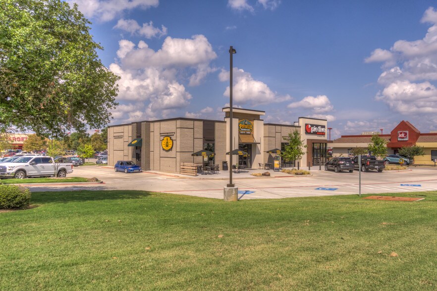 More Photos Of 6995 S Broadway Ave, Tyler Restaurant For Lease