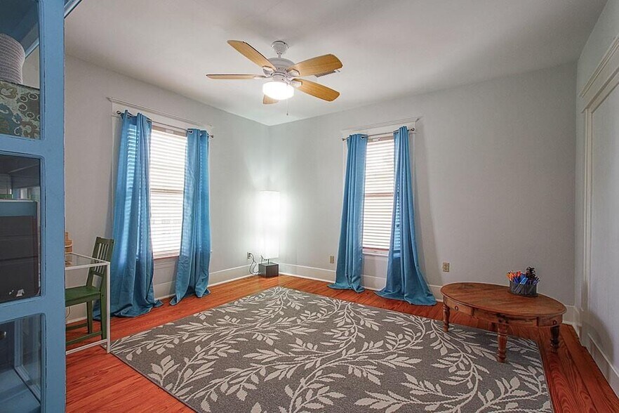 More Photos Of 108 W 10th 1/2 St, Houston Storefront Retail Office For Lease