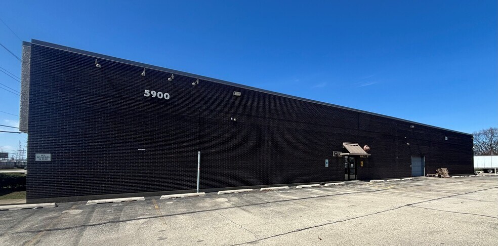 More Photos Of 5900 Howard St, Skokie Warehouse For Sale
