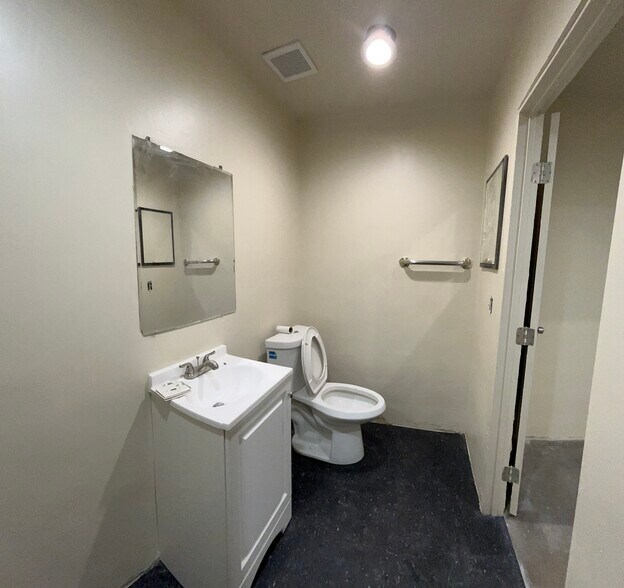 More Photos Of 11062-11076 Mercantile Ave, Stanton Service For Lease