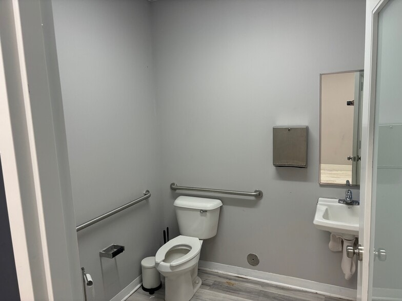 More Photos Of 10380 W State Road 84, Davie Showroom For Lease